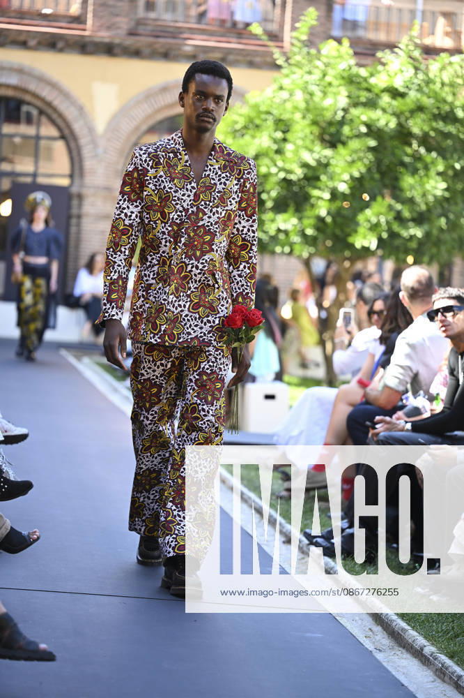 Apo Biyeyemete - Mercedes Benz Fashion Week Madrid, Spain - 19 Sep 2026 A model parades with Apo Biyeyemete a design during the Mercedes Benz Fashion Week Madrid at Cibeles Palace in Madrid. Madrid Spain
