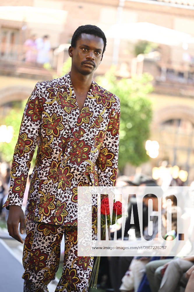 Apo Biyeyemete - Mercedes Benz Fashion Week Madrid, Spain - 19 Sep 2026 A model parades with Apo Biyeyemete a design during the Mercedes Benz Fashion Week Madrid at Cibeles Palace in Madrid. Madrid Spain