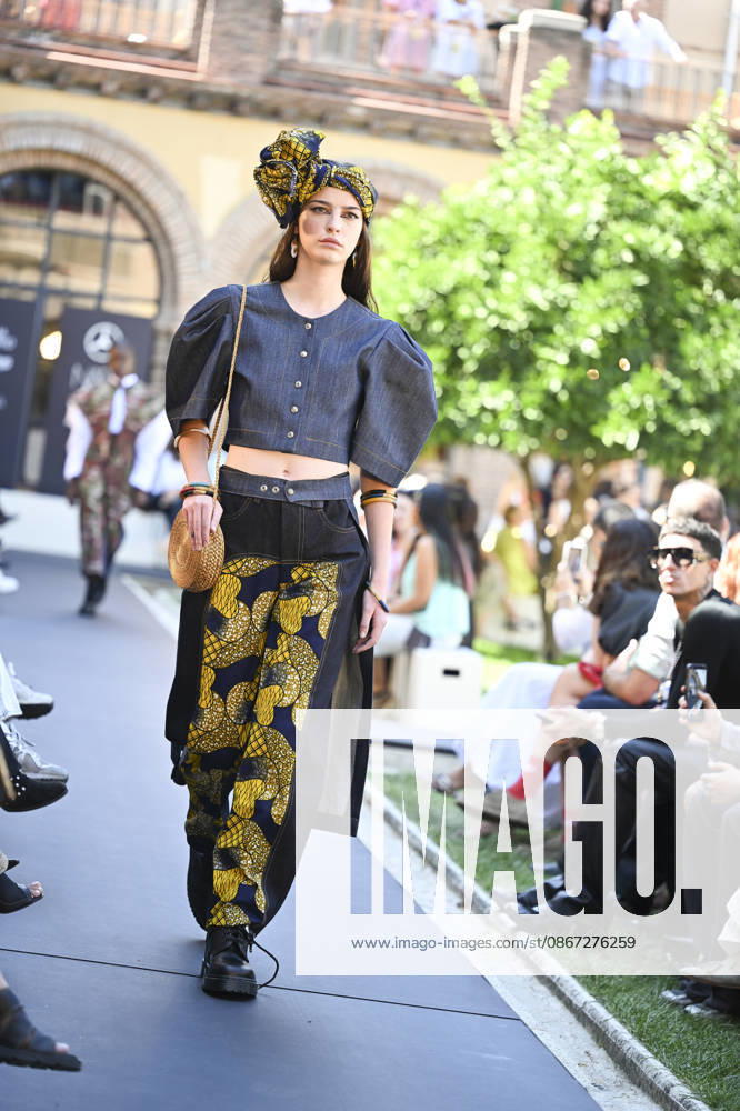Apo Biyeyemete - Mercedes Benz Fashion Week Madrid, Spain - 19 Sep 2026 A model parades with Apo Biyeyemete a design during the Mercedes Benz Fashion Week Madrid at Cibeles Palace in Madrid. Madrid Spain