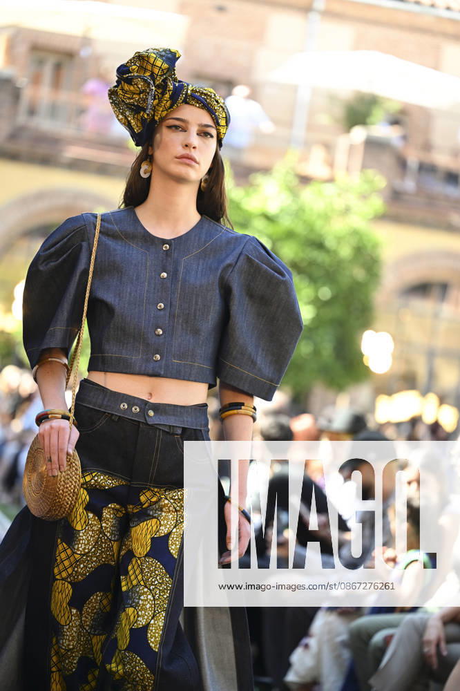 Apo Biyeyemete - Mercedes Benz Fashion Week Madrid, Spain - 19 Sep 2026 A model parades with Apo Biyeyemete a design during the Mercedes Benz Fashion Week Madrid at Cibeles Palace in Madrid. Madrid Spain