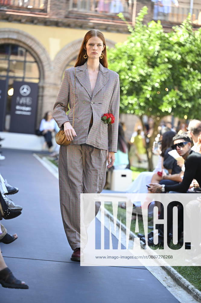 Apo Biyeyemete - Mercedes Benz Fashion Week Madrid, Spain - 19 Sep 2026 A model parades with Apo Biyeyemete a design during the Mercedes Benz Fashion Week Madrid at Cibeles Palace in Madrid. Madrid Spain