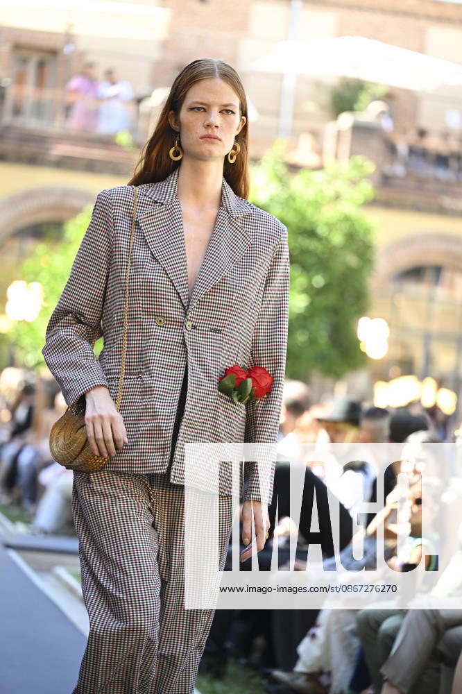 Apo Biyeyemete - Mercedes Benz Fashion Week Madrid, Spain - 19 Sep 2026 A model parades with Apo Biyeyemete a design during the Mercedes Benz Fashion Week Madrid at Cibeles Palace in Madrid. Madrid Spain