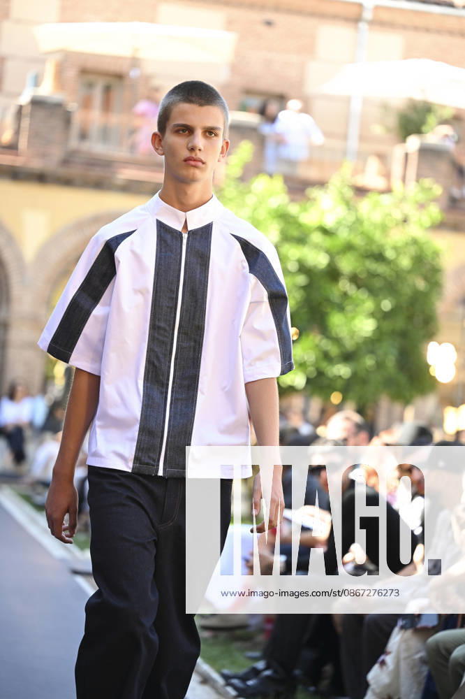 Apo Biyeyemete - Mercedes Benz Fashion Week Madrid, Spain - 19 Sep 2026 A model parades with Apo Biyeyemete a design during the Mercedes Benz Fashion Week Madrid at Cibeles Palace in Madrid. Madrid Spain