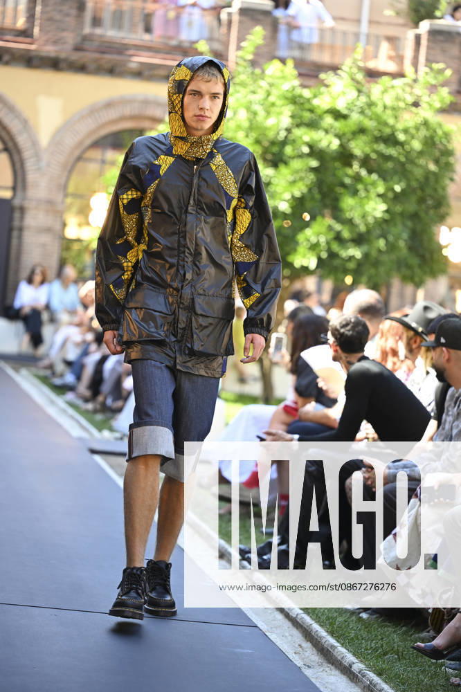 Apo Biyeyemete - Mercedes Benz Fashion Week Madrid, Spain - 19 Sep 2026 A model parades with Apo Biyeyemete a design during the Mercedes Benz Fashion Week Madrid at Cibeles Palace in Madrid. Madrid Spain