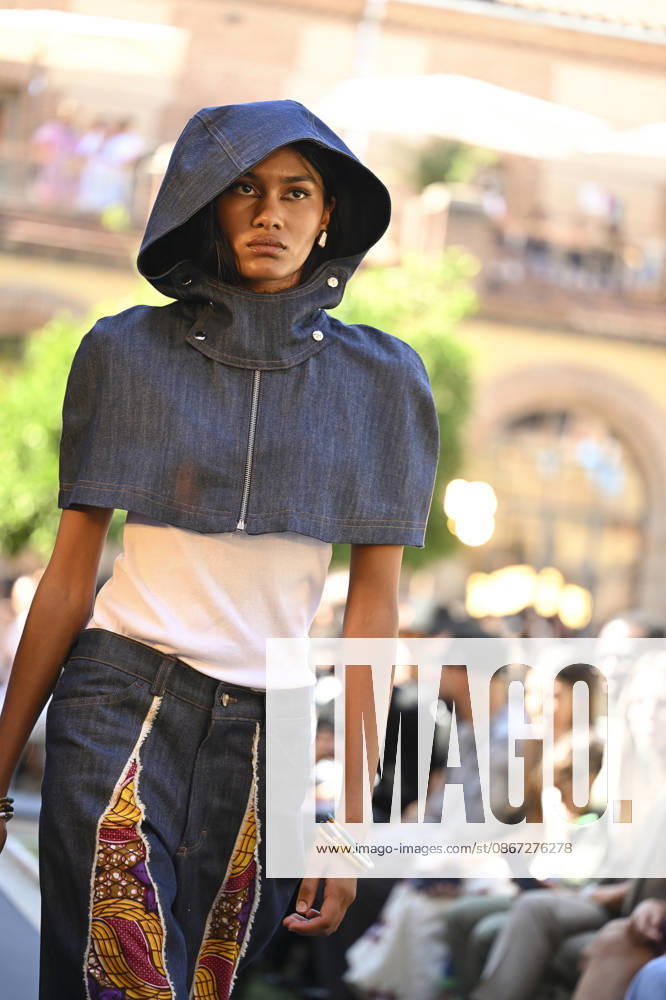 Apo Biyeyemete - Mercedes Benz Fashion Week Madrid, Spain - 19 Sep 2026 A model parades with Apo Biyeyemete a design during the Mercedes Benz Fashion Week Madrid at Cibeles Palace in Madrid. Madrid Spain