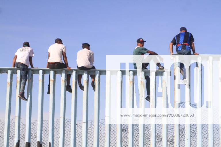 EUM20181113NAC38.JPG.TIJUANA, BC., Migrants Migrantes-Caravana.- Tras un mes de travesia desde Honduras, este 30 de noviembre de 2018 llegaron a Tijuana nueve autobuses con casi 400 migrantes centroamericanos que forman parte de la primera caravana que busca pedir asilo al gobierno de Estados Unidos. En su peregrinaje, hubo incluso quienes subieron al muro fronterizo en forma de protesta. Foto: Agencia EL UNIVERSAL AFBV - ZUMAu78_ 20181113_zaf_u78_135