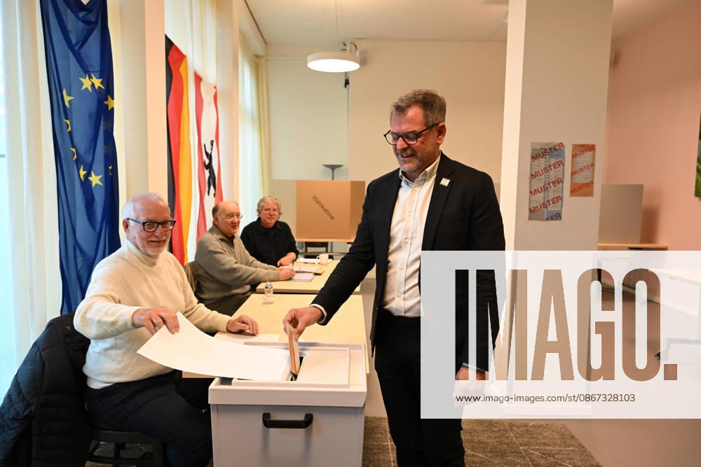Greens Lead Candidate Werner Graf casts his ballot at a polling station in Berlin BERLIN, GERMANY – SEPTEMBER 20: Greens Lead Candidate Werner Graf casts his ballot at a polling station in Berlin, Germany, on September 20, 2026. The Berlin House of Representatives election takes place on September 20, 2026. Volodymyr Sindieiev Anadolu Berlin Germany. Editorial use only. Please get in touch for any other usage.