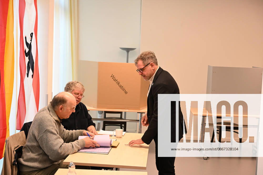 Greens Lead Candidate Werner Graf casts his ballot at a polling station in Berlin BERLIN, GERMANY – SEPTEMBER 20: Greens Lead Candidate Werner Graf casts his ballot at a polling station in Berlin, Germany, on September 20, 2026. The Berlin House of Representatives election takes place on September 20, 2026. Volodymyr Sindieiev Anadolu Berlin Germany. Editorial use only. Please get in touch for any other usage.