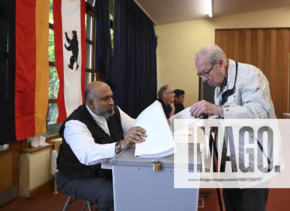 Voters head to polls for Berlin and Mecklenburg-Vorpommern state elections in Germany BERLIN, GERMANY - SEPTEMBER 20: Voters cast their ballots at a polling station in the Charlottenburg district during state elections in Berlin, Germany on September 20, 2026. Voters went to the polls for state elections in both Berlin and Mecklenburg-Vorpommern to elect their respective regional legislatures. Halil Sagirkaya Anadolu Berlin Germany. Editorial use only. Please get in touch for any other usage.