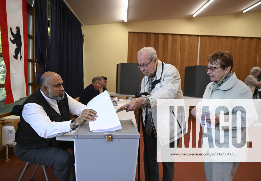 Voters head to polls for Berlin and Mecklenburg-Vorpommern state elections in Germany BERLIN, GERMANY - SEPTEMBER 20: Voters cast their ballots at a polling station in the Charlottenburg district during state elections in Berlin, Germany on September 20, 2026. Voters went to the polls for state elections in both Berlin and Mecklenburg-Vorpommern to elect their respective regional legislatures. Halil Sagirkaya Anadolu Berlin Germany. Editorial use only. Please get in touch for any other usage.