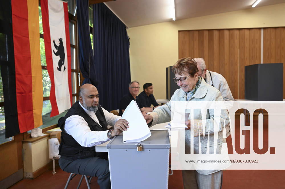 Voters head to polls for Berlin and Mecklenburg-Vorpommern state elections in Germany BERLIN, GERMANY - SEPTEMBER 20: Voters cast their ballots at a polling station in the Charlottenburg district during state elections in Berlin, Germany on September 20, 2026. Voters went to the polls for state elections in both Berlin and Mecklenburg-Vorpommern to elect their respective regional legislatures. Halil Sagirkaya Anadolu Berlin Germany. Editorial use only. Please get in touch for any other usage.