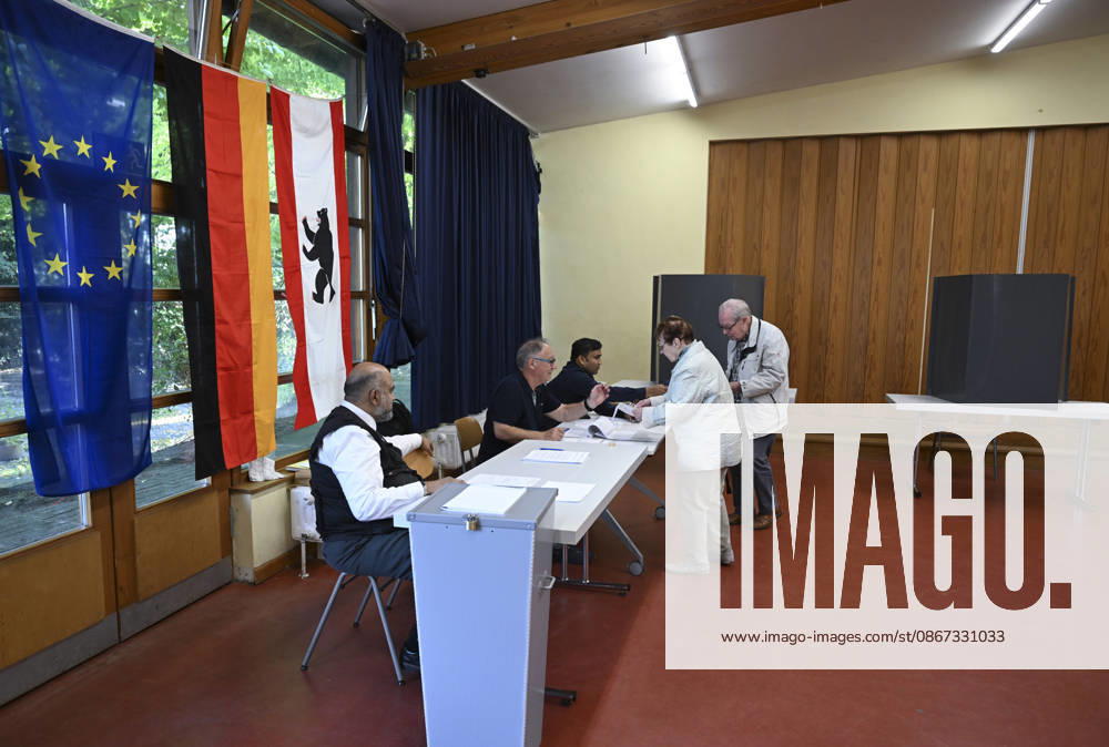 Voters head to polls for Berlin and Mecklenburg-Vorpommern state elections in Germany BERLIN, GERMANY - SEPTEMBER 20: Voters cast their ballots at a polling station in the Charlottenburg district during state elections in Berlin, Germany on September 20, 2026. Voters went to the polls for state elections in both Berlin and Mecklenburg-Vorpommern to elect their respective regional legislatures. Halil Sagirkaya Anadolu Berlin Germany. Editorial use only. Please get in touch for any other usage.