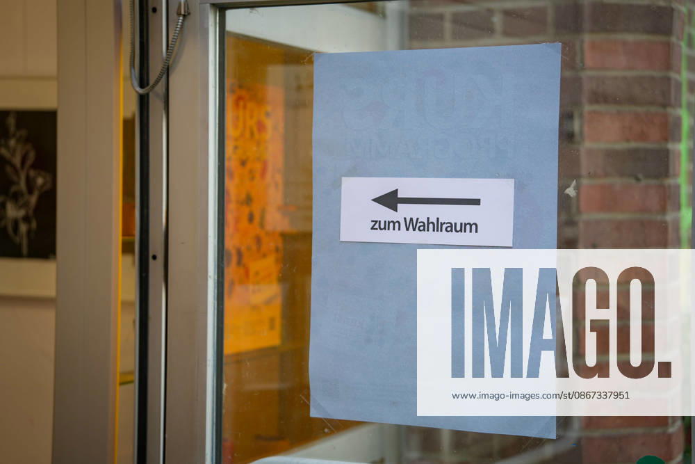 Berlin, Germany, September 20, 2026. Sign pointing to the voting booth with a directional arrow at a polling place for the Berlin House of Representatives election. Polling place, voting booth, signpost, sign, Berlin election, House of Representatives election, 2026 election, voting, going to the polls, Election Sunday, democracy, voters, state politics, politics, stock photo