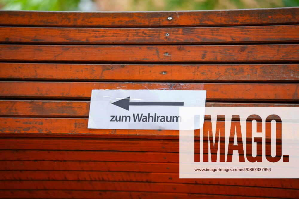 Berlin, Germany, September 20, 2026. Sign pointing to the voting booth with a directional arrow at a polling place for the Berlin House of Representatives election. Polling place, voting booth, signpost, sign, Berlin election, House of Representatives election, 2026 election, voting, going to the polls, Election Sunday, democracy, voters, state politics, politics, stock photo