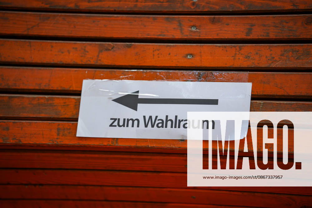 Berlin, Germany, September 20, 2026. Sign pointing to the voting booth with a directional arrow at a polling place for the Berlin House of Representatives election. Polling place, voting booth, signpost, sign, Berlin election, House of Representatives election, 2026 election, voting, going to the polls, Election Sunday, democracy, voters, state politics, politics, stock photo