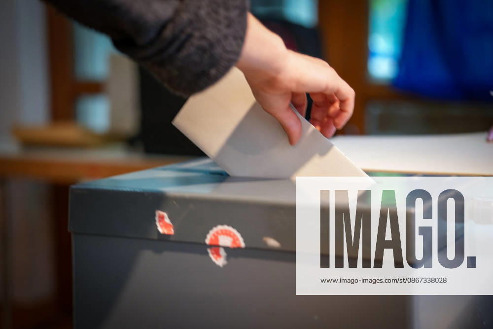 Berlin, Germany, September 20, 2026: A voter casts his ballot into a ballot box during the election for the Berlin House of Representatives. Voting, ballot box, ballot, voter, hand, polling place, Berlin election, House of Representatives election, 2026 election, Election Sunday, voting, secret ballot, democracy, civil rights, state politics, politics, close-up, symbolic photo