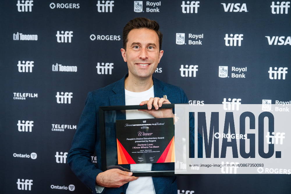 Mark Shelby, producer of Darlene Love: I Know Where I ve Been holds the film s People s Choice Documentary Award after the TIFF Awards at the Toronto International Film Festival in Toronto, on Sunday, Sept. 20, 2026. Toronto Canada - ZUMAc35_ 20260920_zaf_c35_065