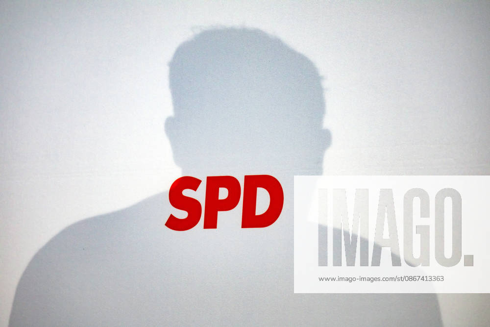 SPD Party Chairman Lars Klingbeil casts his shadow on the SPD logo during a press conference at the Willy Brandt House in Berlin on September 21, 2026: Reactions to the state elections in Mecklenburg-Western Pomerania and Berlin