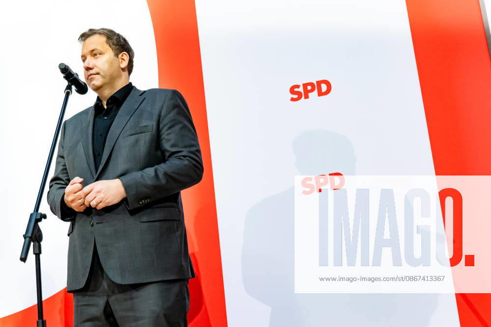 SPD Party Chairman Lars Klingbeil casts his shadow on the SPD logo during a press conference at the Willy Brandt House in Berlin on September 21, 2026: Reactions to the state elections in Mecklenburg-Western Pomerania and Berlin