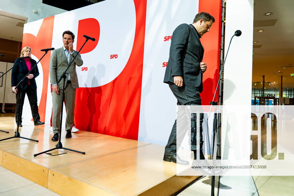 SPD party leaders Bärbel Bas (L) and Lars Klingbeil (R), along with the SPD’s top candidates in Mecklenburg-Western Pomerania, Manuela Schwesig (2L), and in Berlin, Steffen Krach (2R), leave a press conference at the Willy Brandt House in Berlin on September 21, 2026 Reactions to the state elections in Mecklenburg-Western Pomerania and Berlin