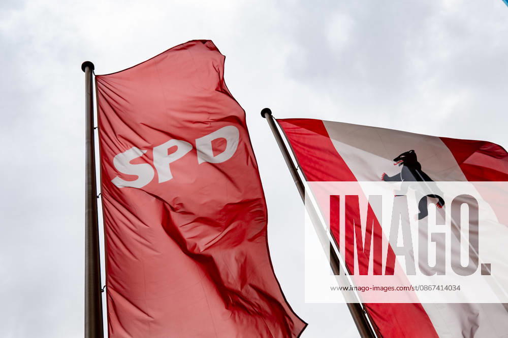 SPD and Berlin flags against a cloudy sky in front of the Willy Brandt House in Berlin on September 21, 2026 Reactions to the state elections in Mecklenburg-Western Pomerania and Berlin