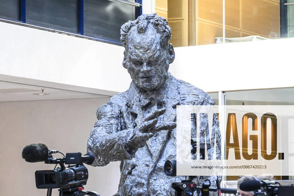 In the photo, from left: Statue of Willy Brandt in the atrium, GER, Berlin; SPD press conference following the elections in Berlin and Mecklenburg-Western Pomerania (MV), in the atrium of the Willy Brandt House, Wilhelmstraße 141, 10963 Berlin, September 21, 2026,