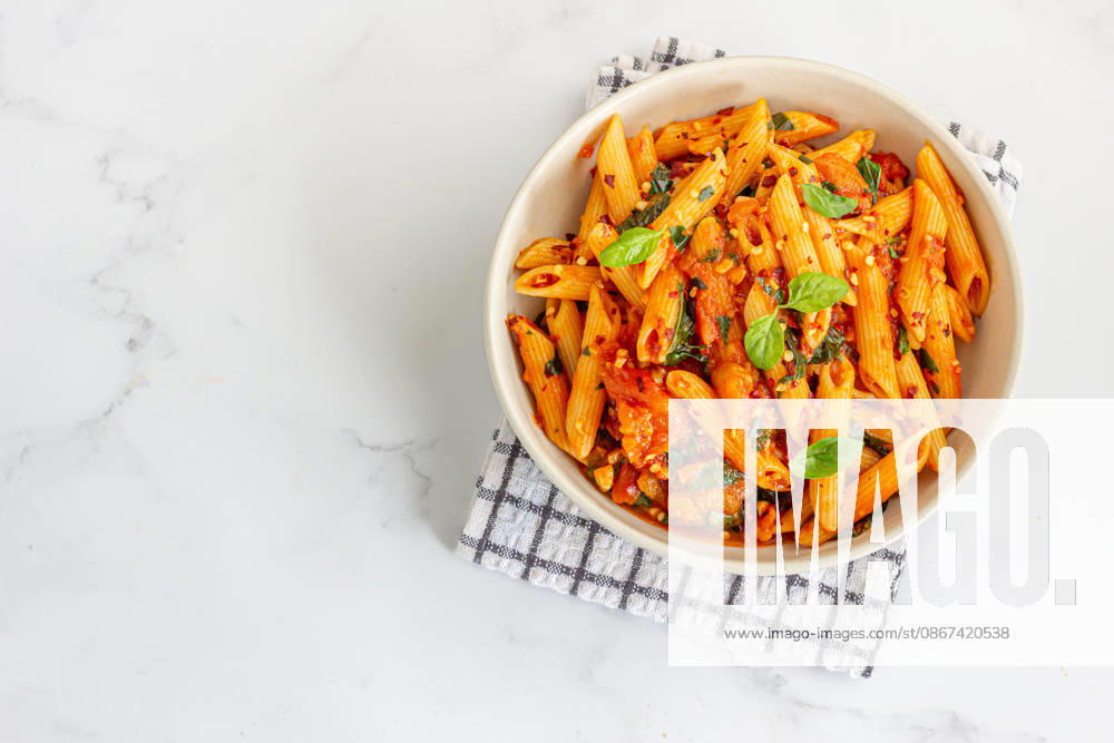 Spicy penne arrabbiata pasta with fresh basil from above Bengaluru, Karnataka, India R_KPBR260920-2123011-01 ,model released, Symbolfoto ,property released