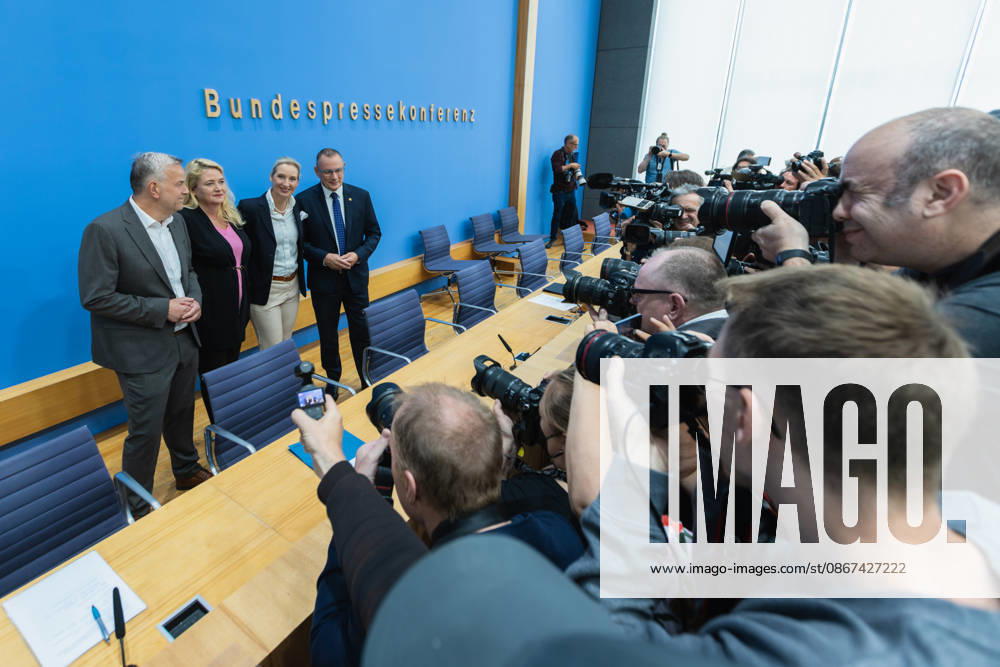 AfD - Auswirkungen der Landtagswahlen in Berlin und Mecklenburg-Vorpommern auf die Bundespolitik. Deutschland, Berlin am 21. September 2026 Einen Tag nach den Erfolgen der AfD bei den Landtagswahlen in Mecklenburg-Vorpommern und der Wahl zum Berliner Abgeordnetenhaus stellen sich die AfD-Vorsitzenden gemeinsam mit den Spitzenkandidaten Leif-Erik Holm und Kristin Brinker in der Bundespressekonferenz den Fragen der Presse. Im Bild: Leif-Erik Holm, AfD-Kandidat für das Amt des Ministerpräsidenten in Mecklenburg-Vorpommern. Kristin Brinker, AfD-Spitzenkandidatin für Berlin. Tino Chrupalla, Bundessprecher der AfD und Co-Vorsitzender der AfD-Fraktion im Deutschen Bundestag. Alice Weidel, Bundessprecherin der AfD und Co-Vorsitzende der Af