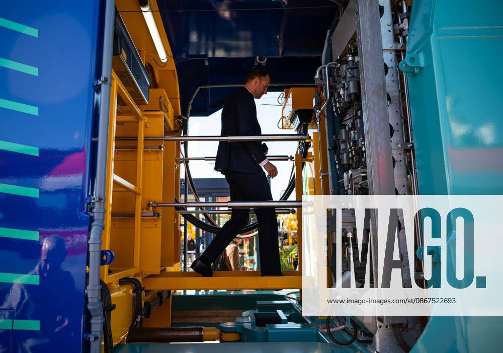 (260922) -- BERLIN, Sept. 22, 2026 -- A man tours a train during the 2026 International Trade Fair for Transport Technology (InnoTrans 2026) in Berlin, Germany, Sept. 22, 2026. The fair kicked off here on Tuesday and will last until Sept. 25. ) GERMANY-BERLIN-INNOTRANS 2026-OPENING ZhangxHaofu