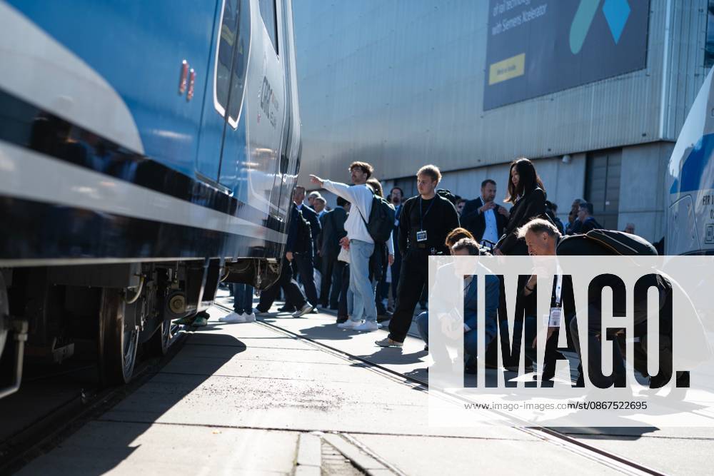(260922) -- BERLIN, Sept. 22, 2026 -- People view a CRRC VELLINK on display during the 2026 International Trade Fair for Transport Technology (InnoTrans 2026) in Berlin, Germany, Sept. 22, 2026. The fair kicked off here on Tuesday and will last until Sept. 25. ) GERMANY-BERLIN-INNOTRANS 2026-OPENING ZhangxHaofu