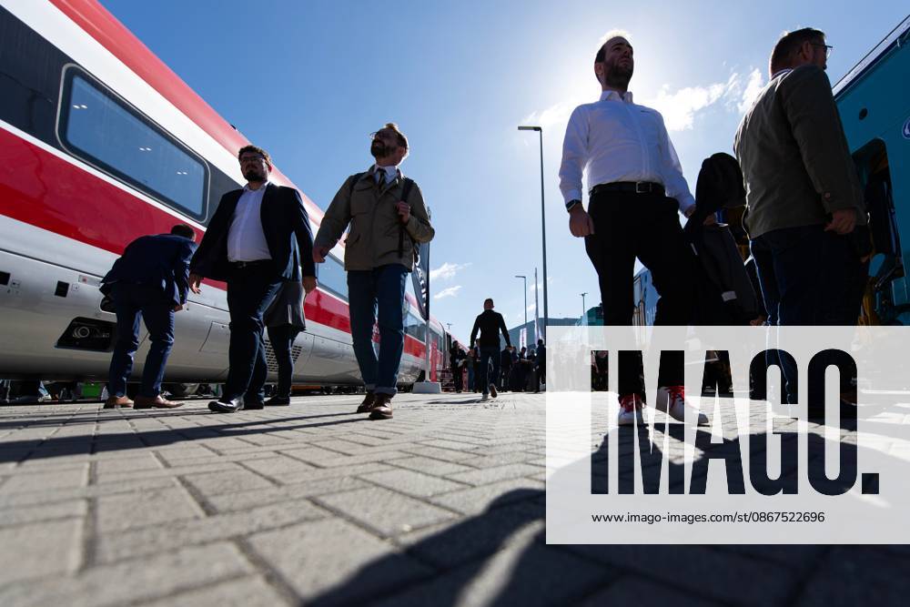(260922) -- BERLIN, Sept. 22, 2026 -- People visit the 2026 International Trade Fair for Transport Technology (InnoTrans 2026) in Berlin, Germany, Sept. 22, 2026. The fair kicked off here on Tuesday and will last until Sept. 25. ) GERMANY-BERLIN-INNOTRANS 2026-OPENING ZhangxHaofu