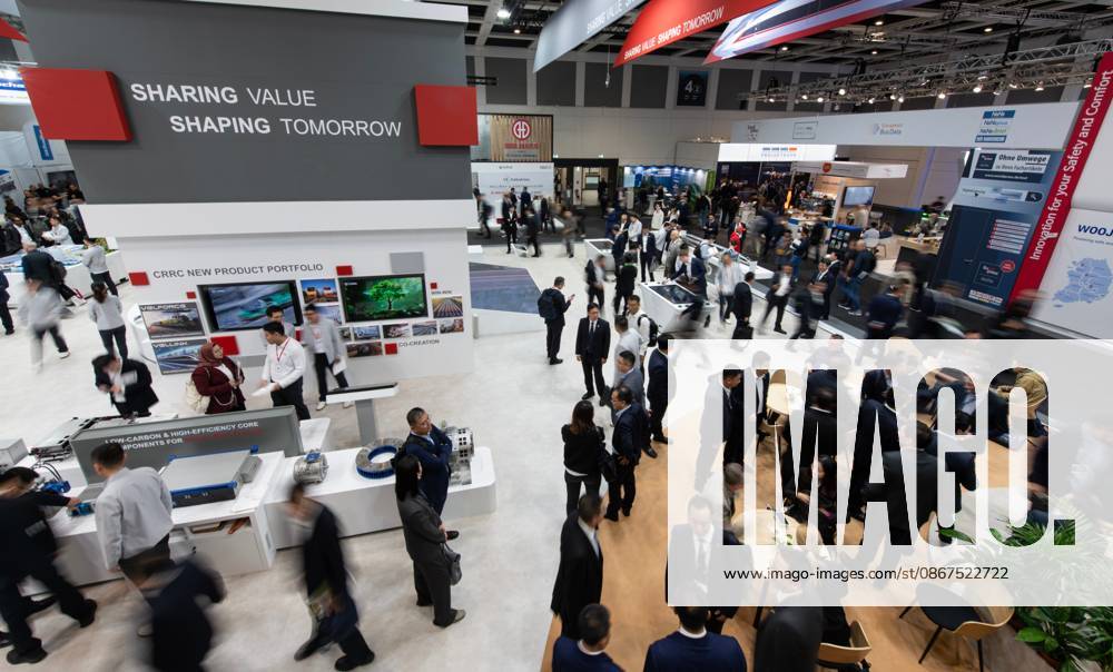 (260922) -- BERLIN, Sept. 22, 2026 -- People visit the booth of CRRC during the 2026 International Trade Fair for Transport Technology (InnoTrans 2026) in Berlin, Germany, Sept. 22, 2026. The fair kicked off here on Tuesday and will last until Sept. 25. ) GERMANY-BERLIN-INNOTRANS 2026-OPENING ZhangxHaofu