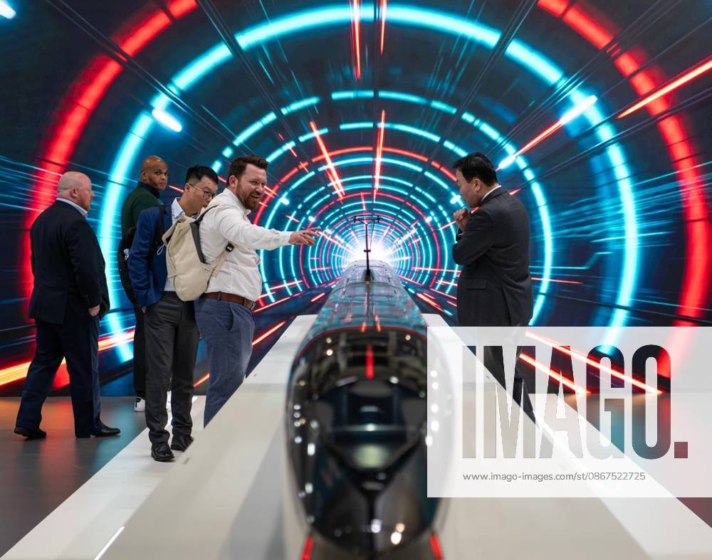 (260922) -- BERLIN, Sept. 22, 2026 -- People visit the 2026 International Trade Fair for Transport Technology (InnoTrans 2026) in Berlin, Germany, Sept. 22, 2026. The fair kicked off here on Tuesday and will last until Sept. 25. ) GERMANY-BERLIN-INNOTRANS 2026-OPENING ZhangxHaofu