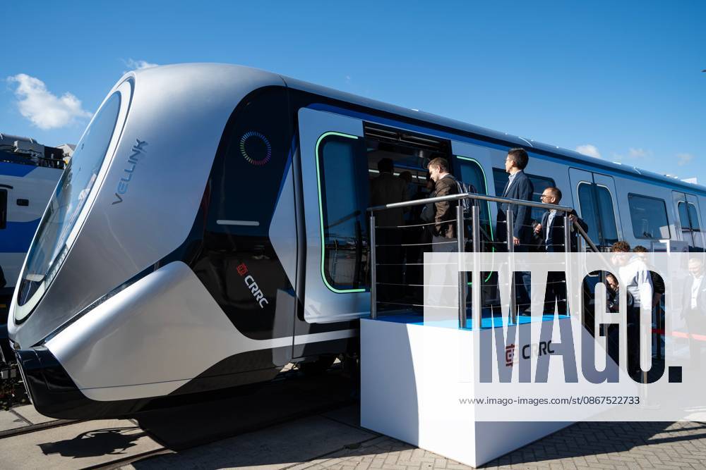 (260922) -- BERLIN, Sept. 22, 2026 -- People queue to tour a CRRC VELLINK on display during the 2026 International Trade Fair for Transport Technology (InnoTrans 2026) in Berlin, Germany, Sept. 22, 2026. The fair kicked off here on Tuesday and will last until Sept. 25. ) GERMANY-BERLIN-INNOTRANS 2026-OPENING ZhangxHaofu