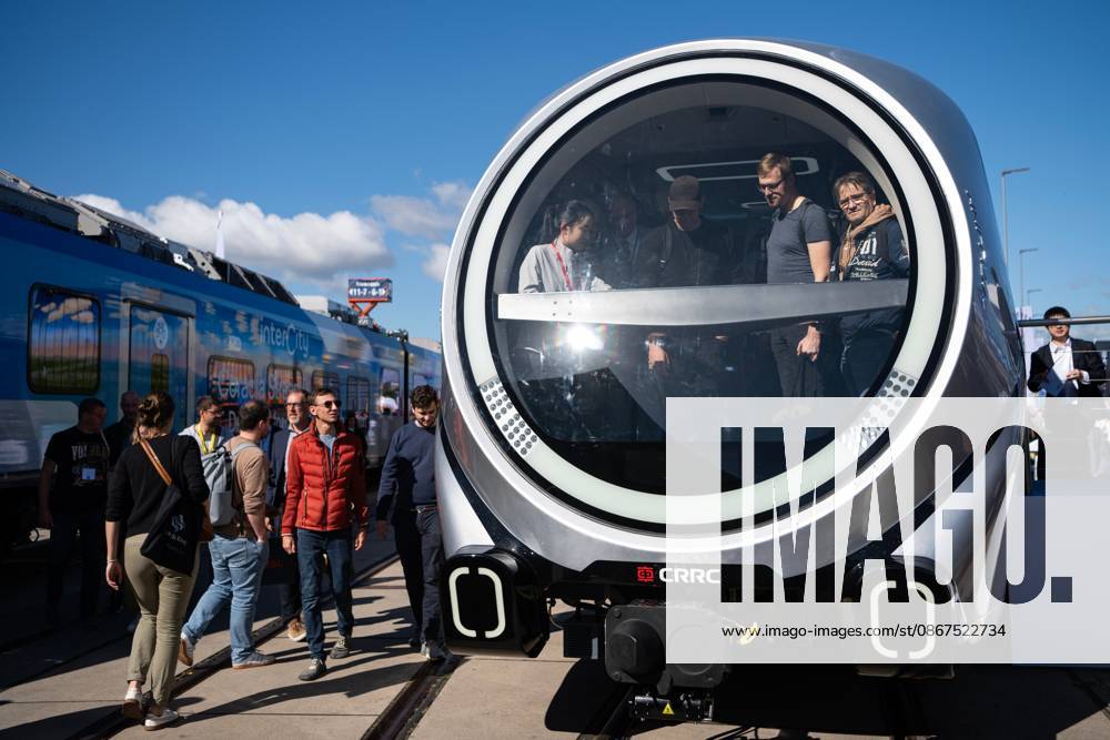 (260922) -- BERLIN, Sept. 22, 2026 -- People tour a CRRC VELLINK on display during the 2026 International Trade Fair for Transport Technology (InnoTrans 2026) in Berlin, Germany, Sept. 22, 2026. The fair kicked off here on Tuesday and will last until Sept. 25. ) GERMANY-BERLIN-INNOTRANS 2026-OPENING ZhangxHaofu