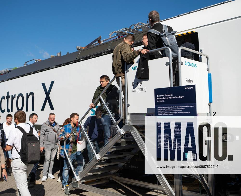 (260922) -- BERLIN, Sept. 22, 2026 -- People queue to tour a train on display during the 2026 International Trade Fair for Transport Technology (InnoTrans 2026) in Berlin, Germany, Sept. 22, 2026. The fair kicked off here on Tuesday and will last until Sept. 25. ) GERMANY-BERLIN-INNOTRANS 2026-OPENING ZhangxHaofu