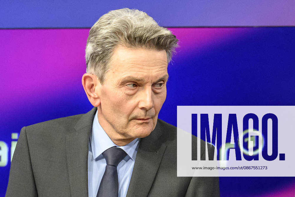 Pictured from left: Rolf Mützenich, SPD, former parliamentary group leader, GER, Berlin, studio, guest on *Maischberger*, political talk show, TV, program, with host Sandra Maischberger, Das Erste, from Studio 20 in Adlershof, September 22, 2026,