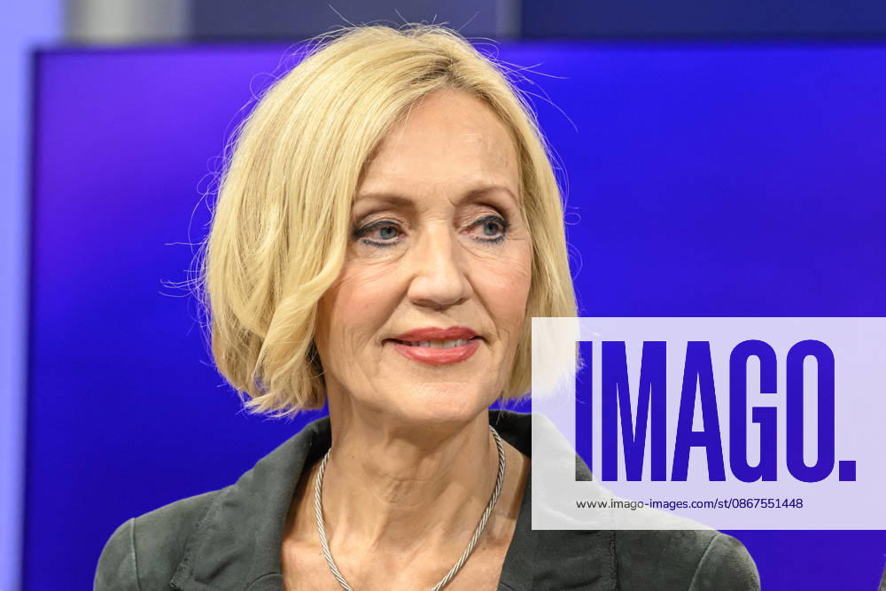 Pictured from left: Petra Gerster, host and author, Germany, Berlin, studio, guest on *Maischberger*, political talk show, TV, program, with host Sandra Maischberger, *Das Erste*, from Studio 20 in Adlershof, September 22, 2026,
