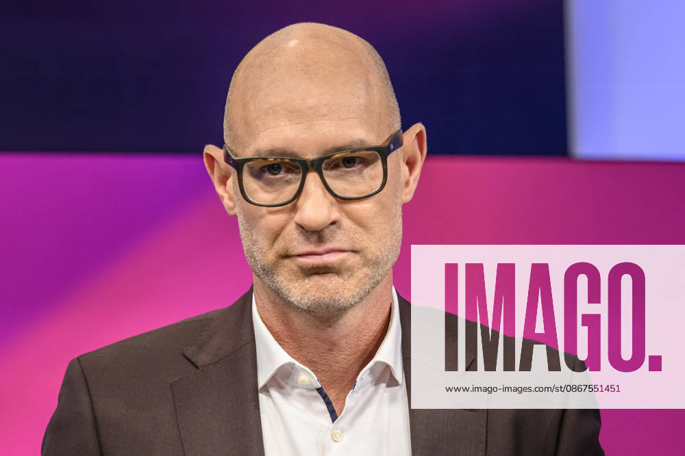 Pictured, from left: Lars Sänger, MDR, Germany, Berlin, studio, guest on Maischberger, political talk show, TV, program, with host Sandra Maischberger, Das Erste, from Adlershof, Am Studio 20, September 22, 2026,