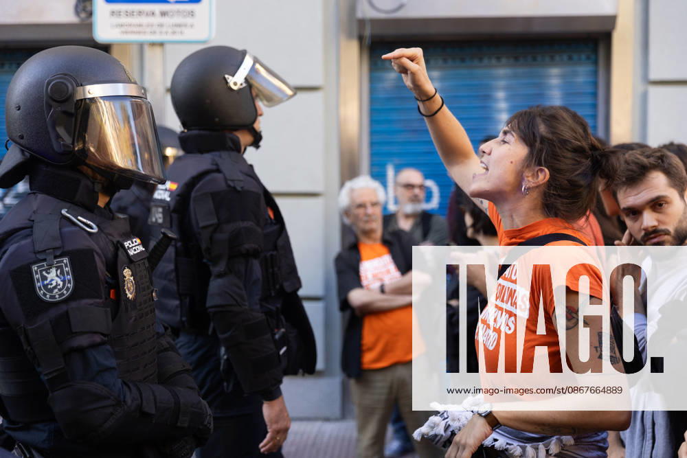 Hundreds of Madrid residents, mobilized by the Tenants Union, are protesting against the eviction of Maricarmen an 87-year-old woman forced out of the apartment where she had lived for 70 years by a real estate investment fund. She had refused to leave the home for which she had always paid rent. Police used charge tactics against the demonstrators. Madrid Spain - ZUMAl221 20260923_zip_l221_031