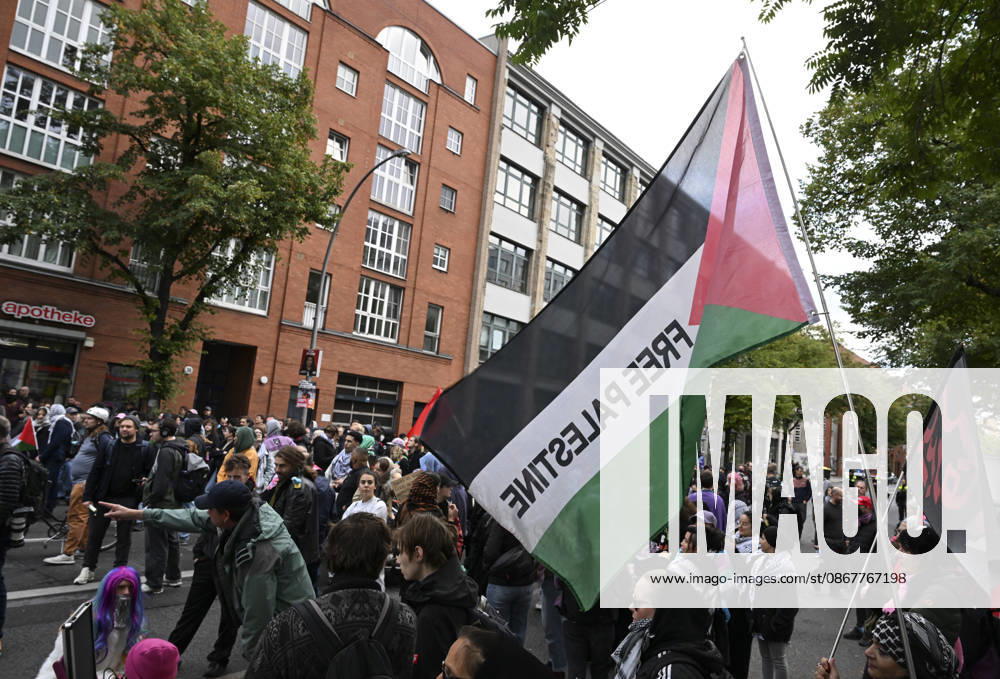 Protest held against Peter Thiel receiving 2026 Axel Springer Award BERLIN, GERMANY - SEPTEMBER 24: Protesters gather near the Axel Springer building, against US investor and Palantir co-founder Peter Thiel receiving the 2026 Axel Springer Award. Demonstrators criticize Thiel and Palantir s activities and carry various banners and placards, in Berlin, capital of Germany, on September 24, 2026. Halil Sagirkaya Anadolu Berlin Germany. Editorial use only. Please get in touch for any other usage.