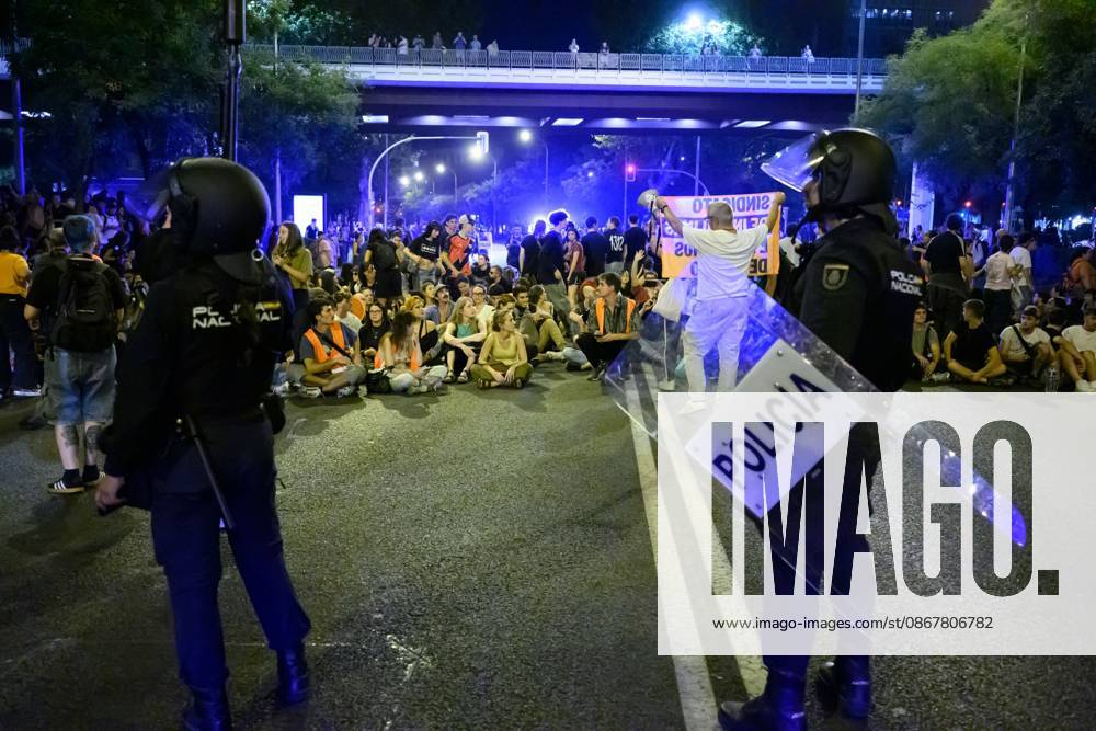 MADRID, SPAIN, SEPTEMBER 23, 2026: Demonstrators gather during a rally organized by the Sindicato de Inquilinas following the eviction of 87-year-old Mari Carmen from the Madrid home where she had lived for more than 70 years. Protesters denounced the eviction and called for stronger housing protections and access to affordable housing. Madrid Spain - ZUMAq101 20260923_zna_q101_181