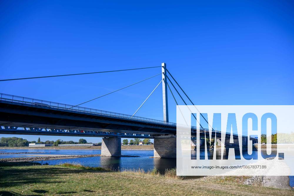Low Water Levels in the Rhine at the Maxau Rhine Bridge, Karlsruhe Maxau, Germany, September 25, 2026. Exposed riverbanks and gravel bars at the Maxau Rhine Bridge (B10), with the water level at Maxau at 2.85 meters. A symbolic image of drought and inland waterway shipping.