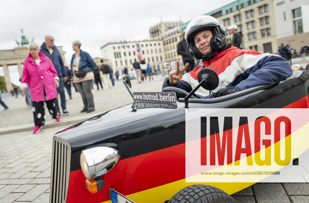 Riding a Soapbox Car Through Berlin EUR, Germany, Berlin, September 25, 2026 Hotrod Tour in Berlin: Driving a self-driven mini soapbox car through the capital, taking in sights from Kreuzberg to Mitte, cruising through the city with 14PS