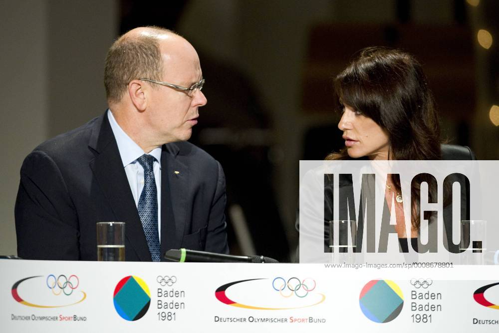 Fürst Albert II. VON MONACO (li.) redet mit Nadia COMANECI (Olympiasiegerin Turnen, ROM), Brustbild, Querformat, Gespräch, Gespräch, Unterhaltung, Deutscher Olympischer SportBund feiert 30 Jahre Olympischer Kongress am 28.09.2011 in Baden-Baden Deutschland