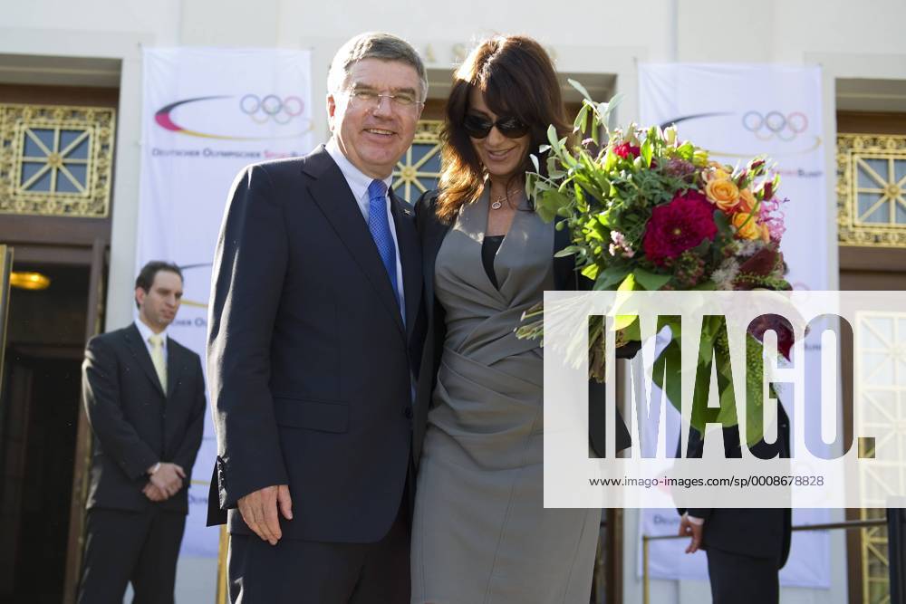 Dr. Thomas BACH (li., DOSB-Präsident) und Nadia COMANECI (Olympiasiegerin Turnen, ROM), halbe Figur, Halbfigur, Deutscher Olympischer SportBund feiert 30 Jahre Olympischer Kongress am 28.09.2011 in Baden-Baden Deutschland