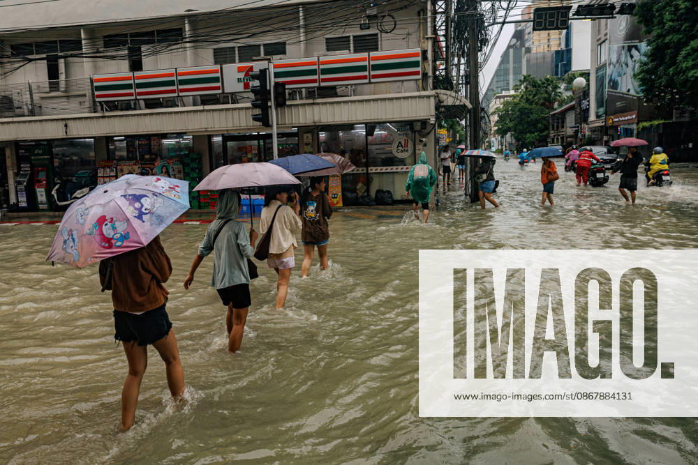 People and vehicles move along flooded streets due to heavy rain in Bangkok, Thailand, Saturday, September 26, 2026. All 50 districts of Bangkok have been declared disaster areas and residents along canal areas have been advised to move to higher ground. Thailand - ZUMAm249 20260926_zip_m249_006