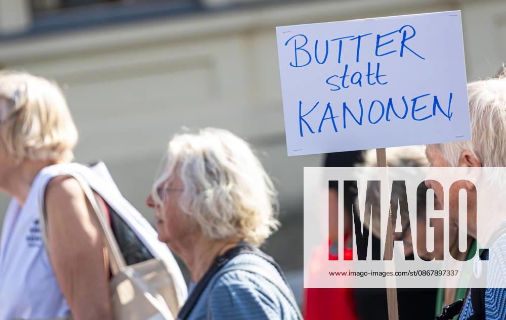 Social protests organized by the DGB, Germany, Berlin, September 26, 2026. Retirees protest: Butter instead of guns. There’s enough for everyone, and Merz must go. Posters, banners, and slogans against the federal government’s cuts to social benefits. Cutting social benefits, Nationwide social protests organized by the DGB and its