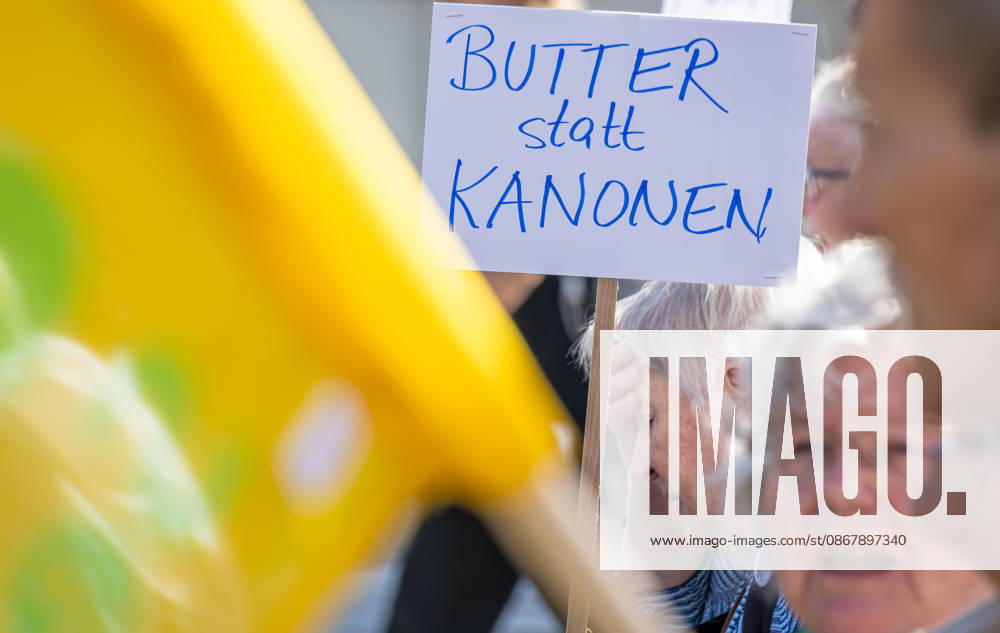 Social protests organized by the DGB, Germany, Berlin, September 26, 2026. Retirees protest: Butter instead of guns. There’s enough for everyone, and Merz must go. Posters, banners, and slogans against the federal government’s cuts to social benefits. Cutting social benefits, Nationwide social protests organized by the DGB and its
