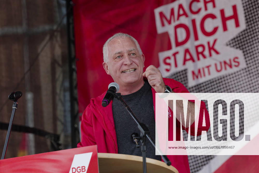 DGB Protest Against the Dismantling of the Welfare State September 26, 2026, Berlin, Germany: Demonstration and rally in front of the Rotes Rathaus as part of the DGB Day of Action against the dismantling of the welfare state and military buildup. Pictured: Jürgen Kerner, 2nd Chair of the Industrial Union of Metalworkers (IGM)